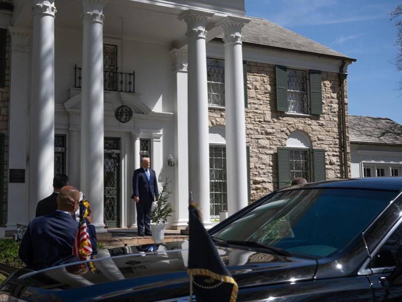 Fotografía divulgada por La Casa Blanca donde aparece el presidente de Estados Unidos, Donald Trump, posando a su llegada este lunes a Graceland, la mansión de Elvis Presley en Memphis, Tennessee (EE.UU.).