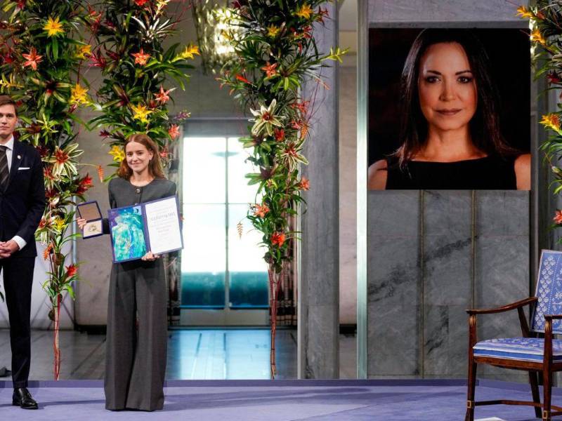 La hija de Machado, Ana Corina Sosa, recibió el premio en su lugar y leyó el discurso de aceptación del galardón escrito por su madre.