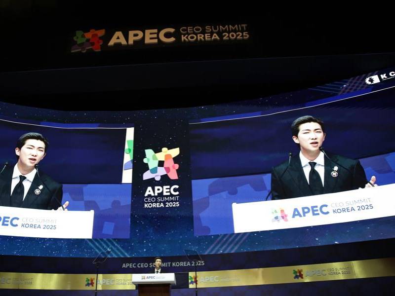 Kim Nam-joon, conocido como RM, líder del famoso grupo de K-pop BTS, durante su disertación en el APEC CEO Summit Korea 2025 realizado en Gyeongju.