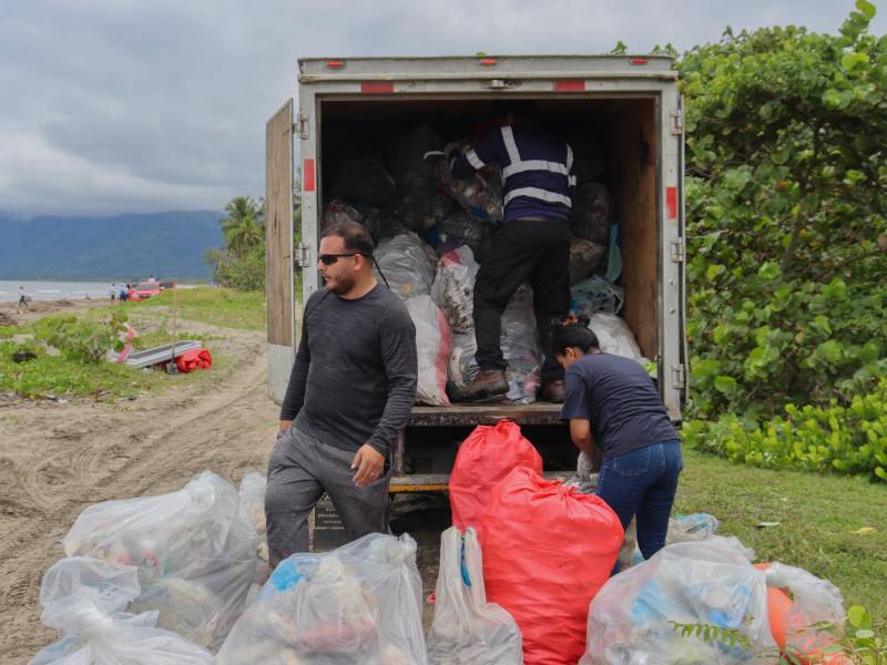 Recolectan 1,623 libras de basura en jornada de limpieza en Cortés.