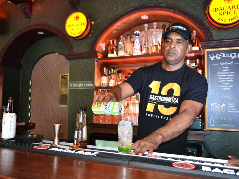 Fotografía del 24 de octubre de 2026 del propietario del grupo Gastronómica Miami, el cubano Eliesteban Mena, preparando un cóctel sin alcohol restaurante CH Steakhouse, en Miami, Florida (Estados Unidos). EFE/Antoni Belchi