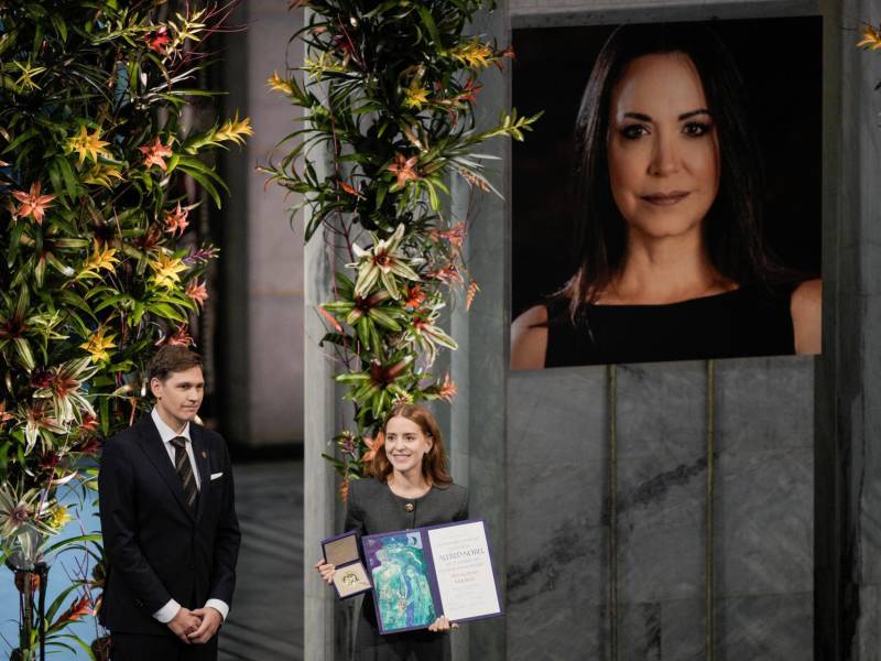 Ana Corina Sosa, hija de María Corina Machado, recibió este miércoles en el Ayuntamiento de Oslo el Nobel de la Paz en nombre de la opositora venezolana, que no ha podido viajar a Noruega a tiempo para recibir en persona el premio, aunque viajará igualmente a la capital noruega, según el Instituto Nobel.