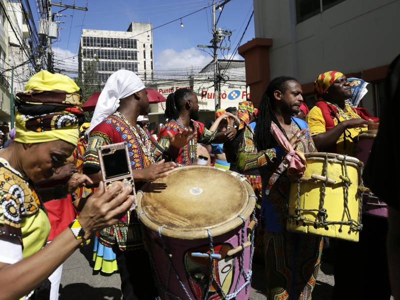 Un grupo de personas participa en una marcha este domingo, en Tegucigalpa (Honduras).