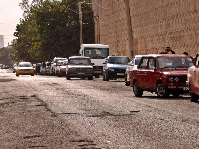 Fotografía que muestra vehículos esperando para abastecerse de combustible este miércoles, en La Habana (Cuba).