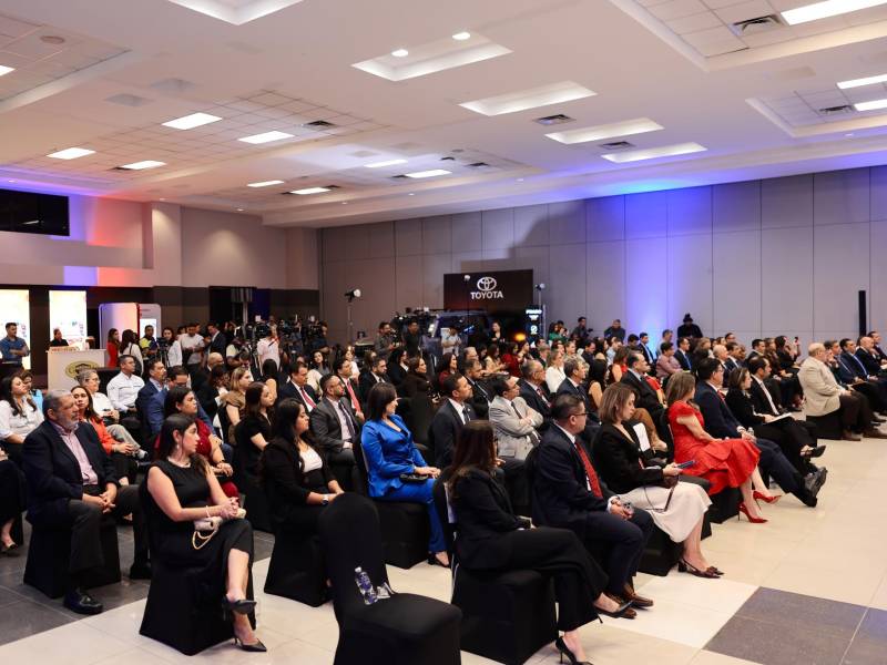 El público conformado por diversos empresarios disfrutó de una noche llena de aprendizaje y un posterior cóctel.