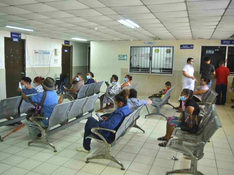 El Hospital Atlántida de La Ceiba permanece abarrotado de pacientes con enfermedades respiratorias, y el personal médico se mantiene en alerta ante el riesgo de sarampión.
