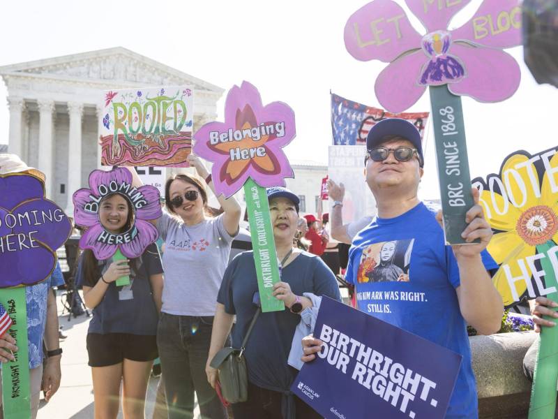 En la manifestación frente a la sede del Supremo, cientos de asistentes de origen asiático, latino y africano bailaron al ritmo de canciones de Celia Cruz y Bad Bunny. EFE/EPA/JIM LO SCALZO