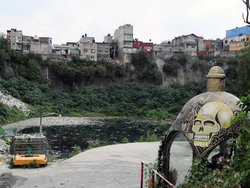 Fotografía que muestra basura acumulada este viernes en el RíoTacubaya, en la Ciudad de México.