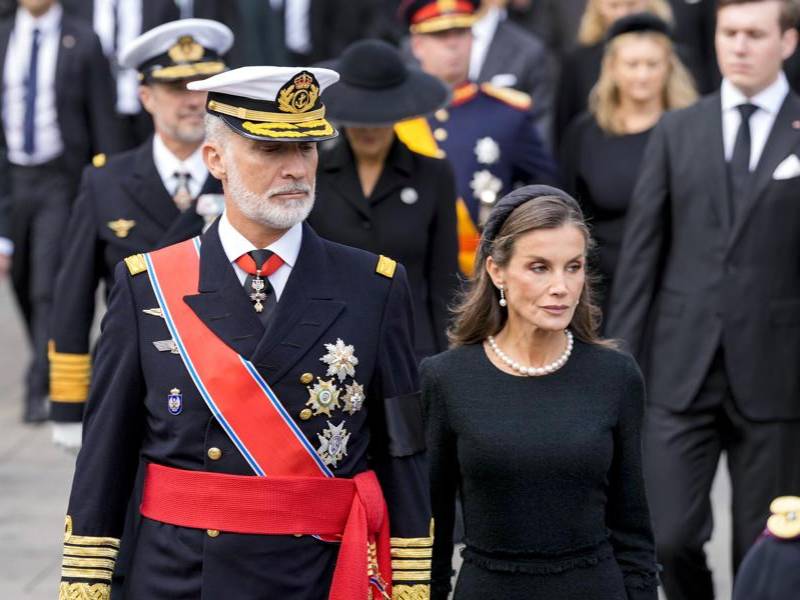 Los reyes Felipe y Letizia de España caminan tras el féretro del rey Harald V de Noruega, desde el Palacio hasta la Catedral de Oslo para el funeral, en Oslo, Noruega, este miércoles.