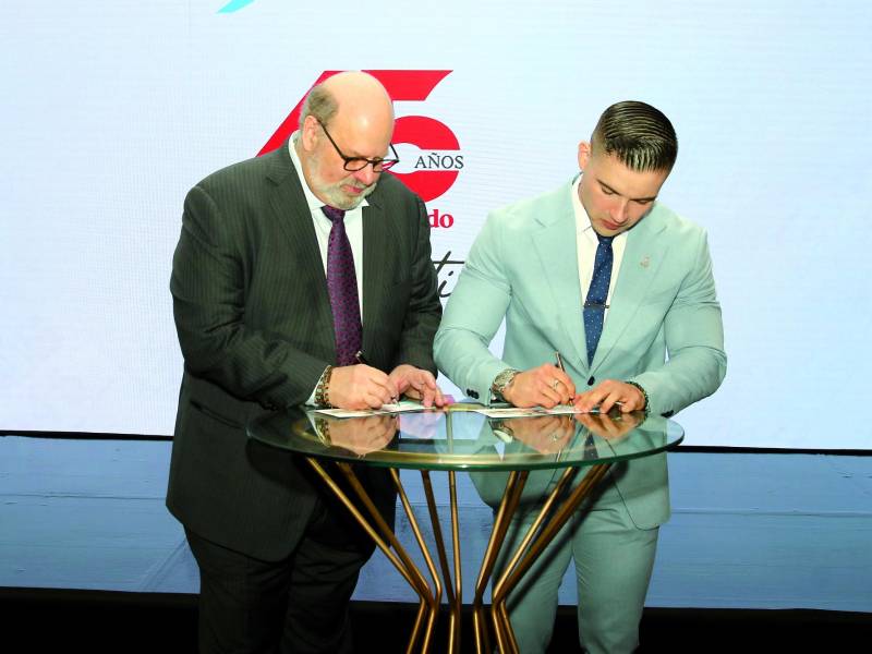 Don Jorge Canahuati y David Zelaya Flores realizaron la firma oficial del primer sobre de la edición de los sellos conmemorativos.