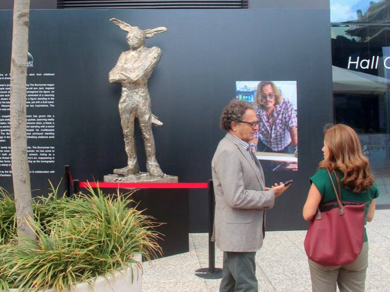 'The Bunnyman' (el hombre-conejo) primera obra escultural del actor Johnny Depp.