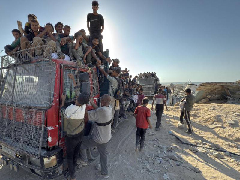 Miles de personas acuden a una zona militarizada cerca del cruce de Zikim, en el norte de la Franja de Gaza.