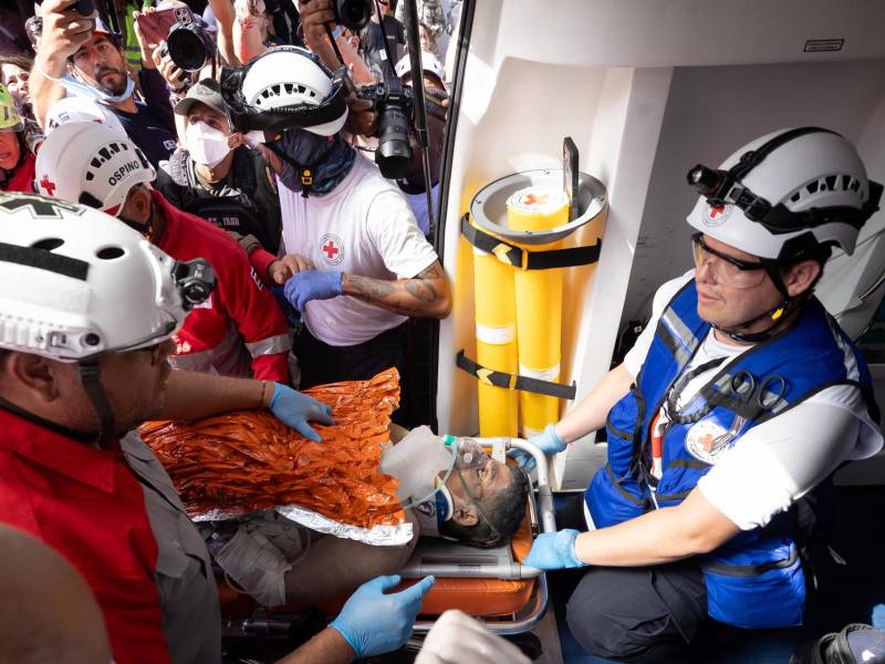 Un superviviente de los terremotos en Venezuela fue rescatado la mañana de este jueves, tras pasar ocho días bajo los escombros de un edificio en el estado de La Guaira, en el norte del país y aledaño a Caracas, y después de una operación de salvamento de casi 72 horas.