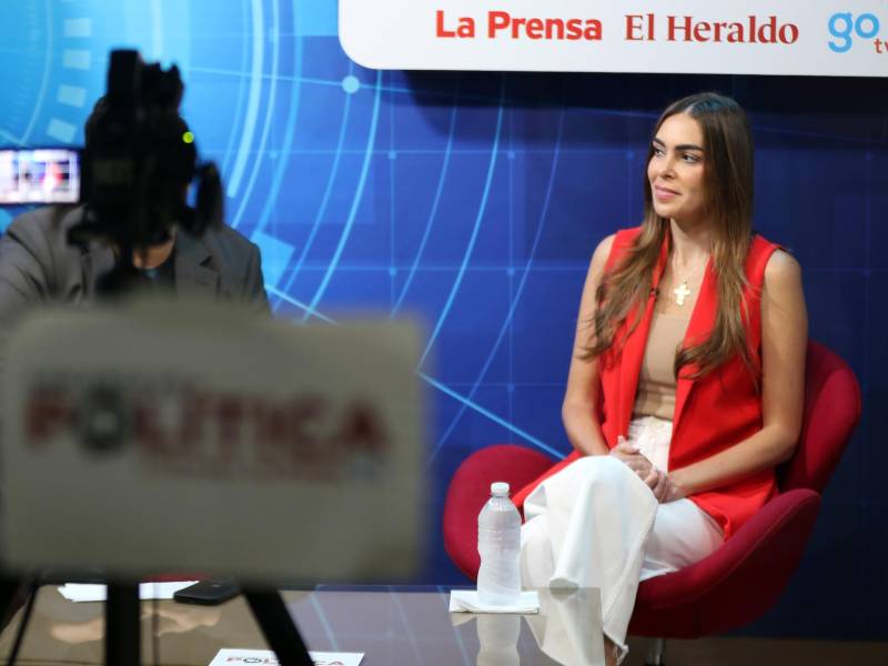 Alia Kafati en el set de Hablemos de Política.