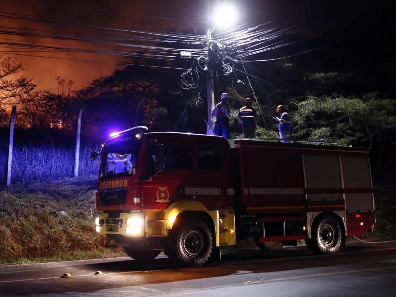 Bomberos hondureños llegaron con rapidez a la carretera que conduce hacia Valle de Ángeles, a la altura de la colonia El Sitio, en Tegucigalpa.