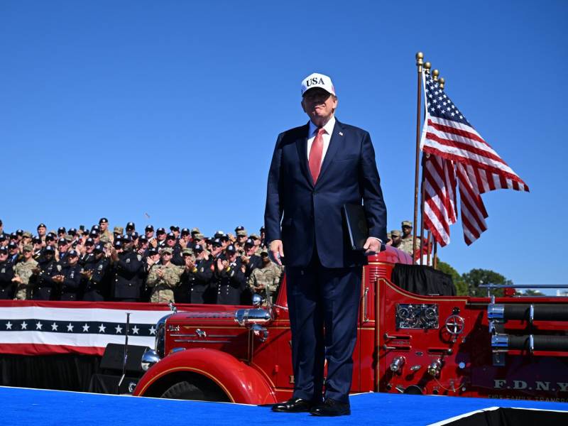 El presidente de Estados Unidos, Donald Trump, fue captado el 17 de agosto, durante una reunión en el Despacho Oval de la Casa Blanca, en Washington DC (EE.UU.).