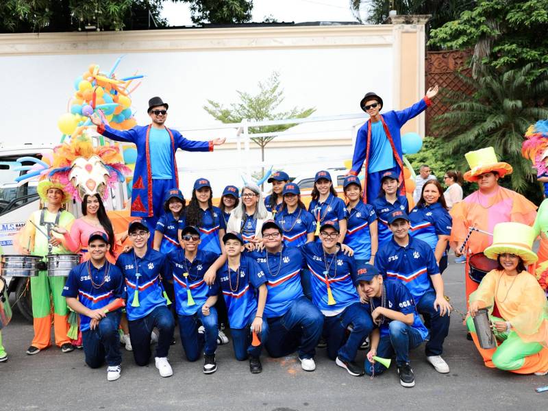 Los chicos también capturaron una postal con su querida directora, Miss Rossy López.