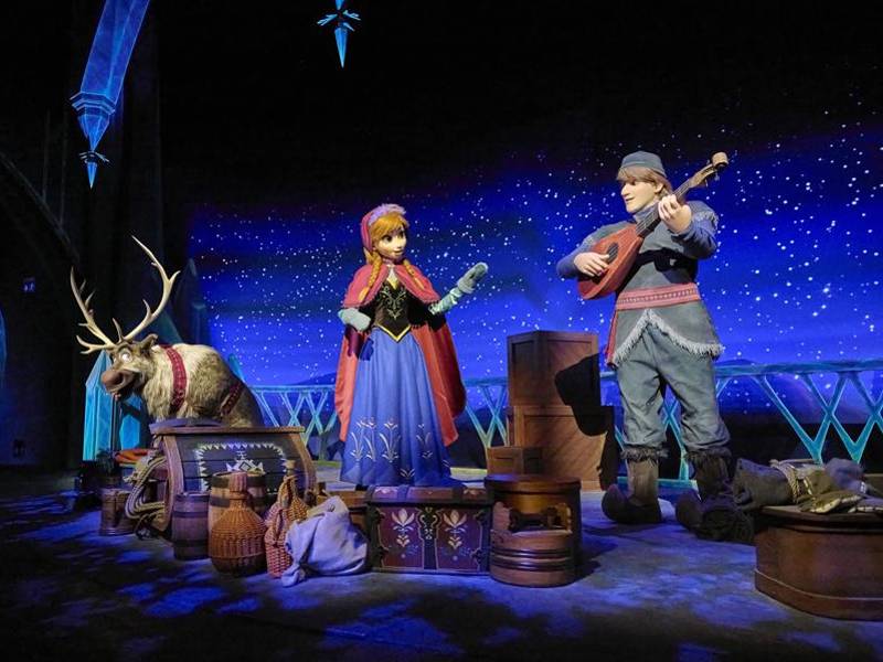 Fotografía cedida por Disney donde se muestran las figuras Audio-Animatronics de Sven, Anna, y Kristoff quienes recibirán próximamente nuevas actualizaciones en el parque EPCOT de Walt Disney World Resort, Florida (EE.UU.).