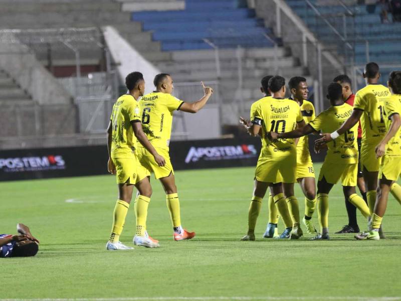 El defensor Devron García fue expulsado tras agredir a Jorge Serrano.