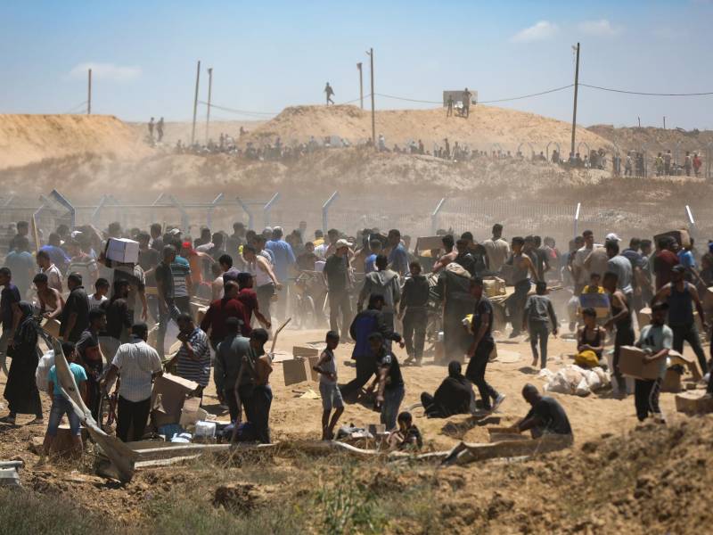 Palestinos transportan suministros de ayuda recibidos de la Fundación Humanitaria de Gaza, respaldada por Estados Unidos.