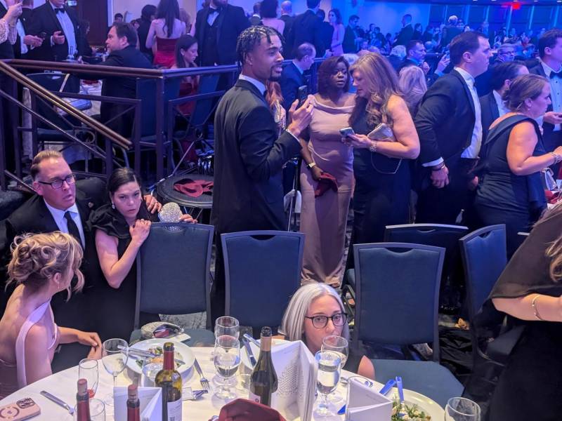 Personas reaccionan tras escuchar aparentes disparos durante la cena anual de la Asociación de Corresponsales de la Casa Blanca.