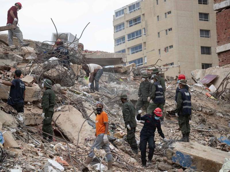 El doble terremoto del 24 de junio en Venezuela produjo, según estimaciones de la ONU, 1,2 millones de toneladas de escombros de los cientos de edificios que se desplomaron sobre todo en el estado La Guaira y que ahora son el principal gran reto: su despeje y remoción para poder empezar la reconstrucción.