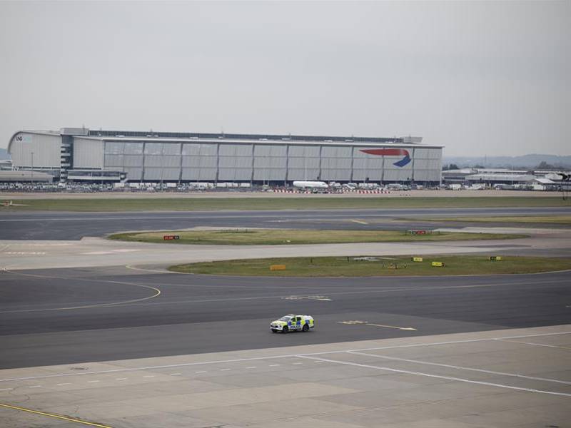 Un vehículo policial en una pista vacía del aeropuerto de Heathrow en Londres, el 21 de marzo de 2025.