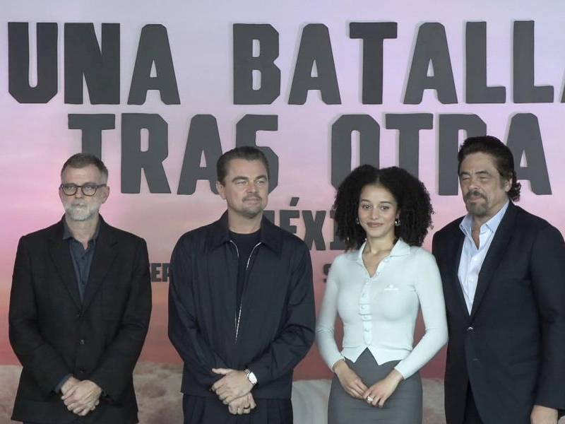 De izquierda a derecha al cineasta Paul Thomas Anderson, los actores Leonardo Dicaprio, Chase Infiniti, y Benicio Del Toro posando durante una rueda de prensa este viernes, en Ciudad de México (México).