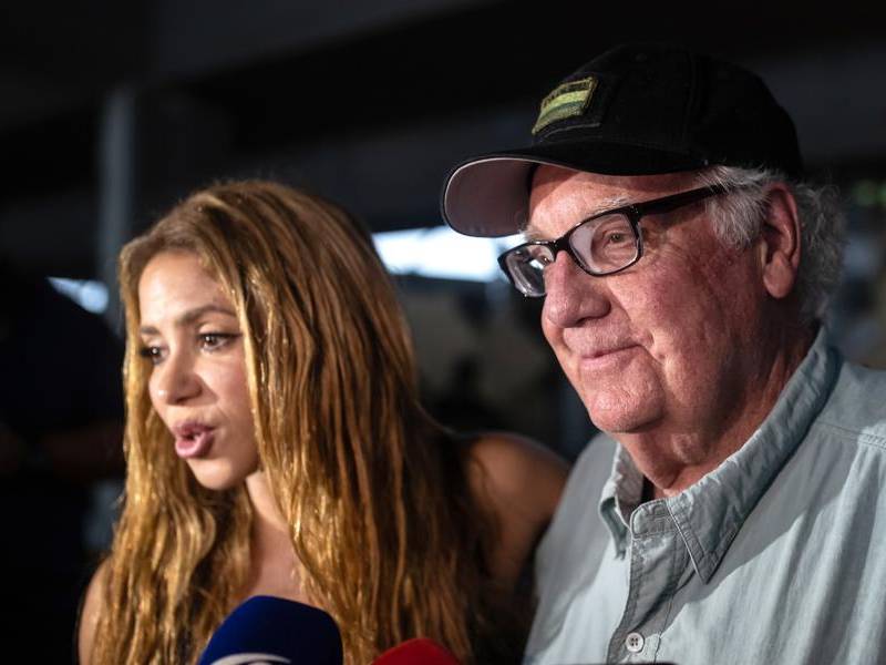 La cantante colombiana Shakira habla junto al filántropo estadounidense Howard Graham Buffett durante una rueda de prensa este lunes, luego de visitar una de las zonas devastadas por el terremoto de magnitud 7,4 en Quibdó (Colombia).