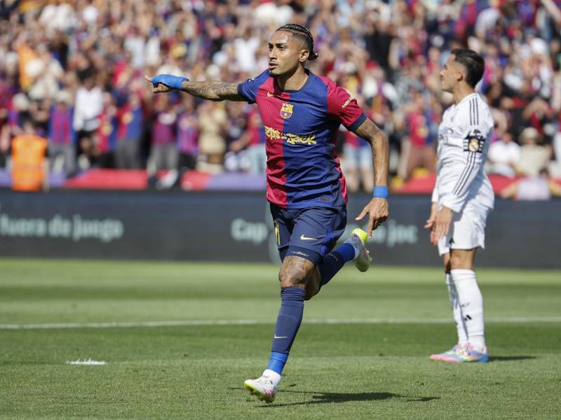 El delantero del Barcelona Raphinha celebra su segundo gol contra el Real Madrid, durante el partido de la jornada 35 de LaLiga EA Sports entre el Barcelona y el Real Madrid, este domingo en el Estadi Olímpic Lluís Companys.