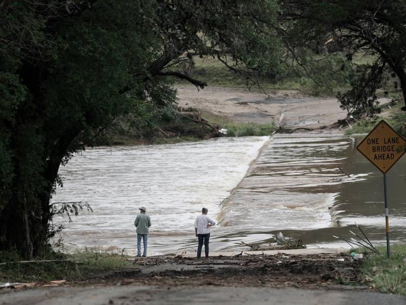 La búsqueda de los desaparecidos en las inundaciones de Texas se reanudó tras las nuevas lluvias en la región devastada.