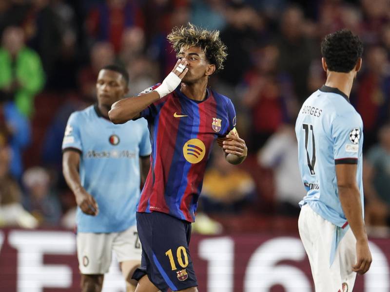 Lamine Yamal celebrando su golazo de tiro libre.