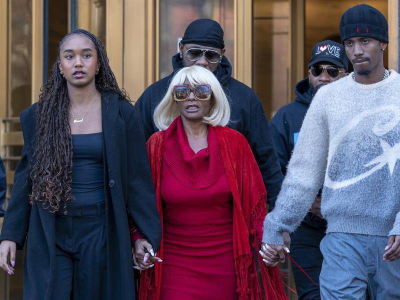 Janice Combs (c) madre del rapero y ejecutivo discográfico estadounidense Sean Combs, junto a los hijos del rapero, Chance Combs (i) y Christian Combs (d) salen del tribunal federal de Manhattan este viernes, en Nueva York (Estados Unidos).