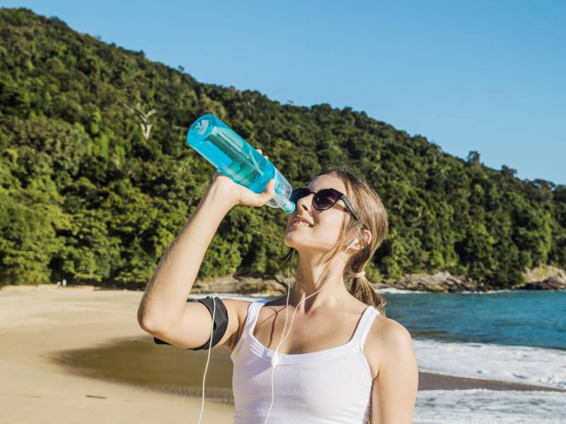 Mantenerse bien hidratado ayudará a mantener las células de la piel llenas y saludables, lo que contribuye a que dure más el bronceado.