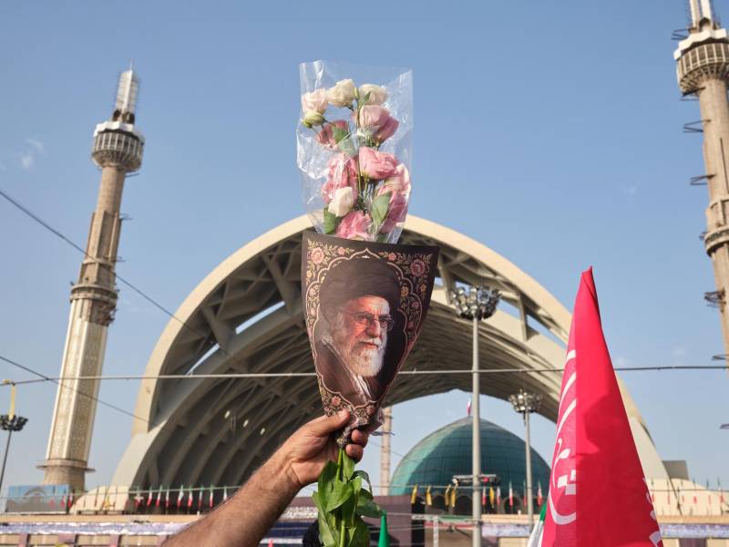 Un hombre sostiene una imagen del asesinado líder supremo de Irán, Alí Jameneí, durante el funeral del religioso en la mezquita Mosala de Teherán.
