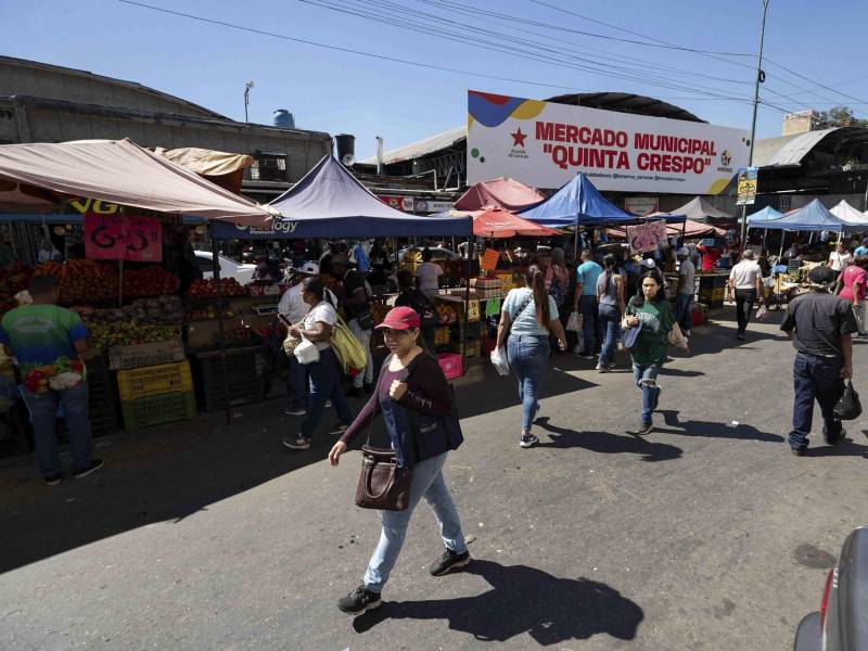 Personas caminan en el mercado de Quinta Crespo el 22 de diciembre de 2025, en Caracas.