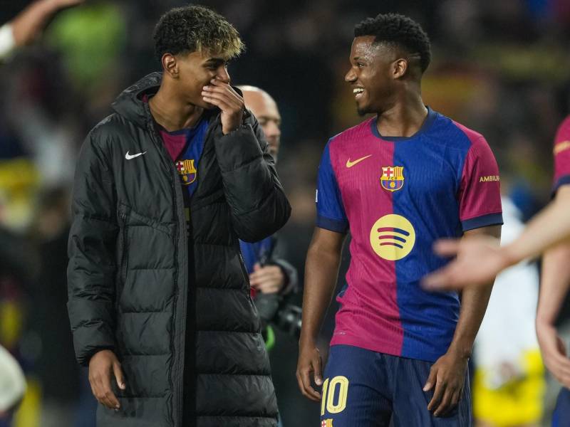 El delantero del FC Barcelona Lamine Yamal celebra la victoria con Ansu Fati, tras el partido de ida de los cuartos de final de la Liga de Campeones que disputan FC Barcelona y Borussia Dortmund