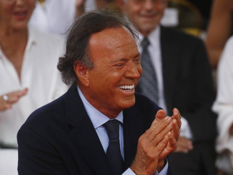 Fotografía de archivo del cantante Julio Iglesias en el Paseo de la Fama de Puerto Rico.