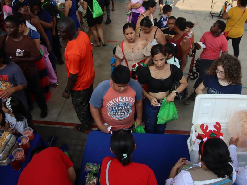 Migrantes participan en la tradicional posada navideña este miércoles, en Tapachula, Chiapas (México). E