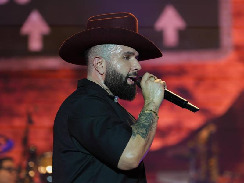 El cantante mexicano Carín León fue captado este 28 de junio, durante un concierto de su gira 'De Sonora pa'l mundo', en el Nu Stadium de Miami (FL, EE.UU.).