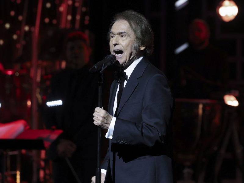 El artista español quiso, por su parte, agradecer a su familia y al público por el apoyo y la entrega a su música antes de concluir la gala cantando 'Qué sabe nadie' 'Como yo te amo' y, por supuesto, 'Mi gran noche'.