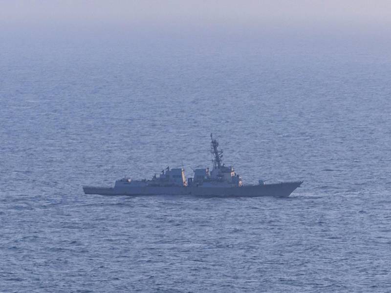 Fotografía cedida por el Comando Central de Estados Unidos (Centcom) del destructor de misiles guiados USS Spruance (DDG 111) estadounidense durante el bloqueo a barcos iraníes este miércoles, en el estrecho de Ormuz.