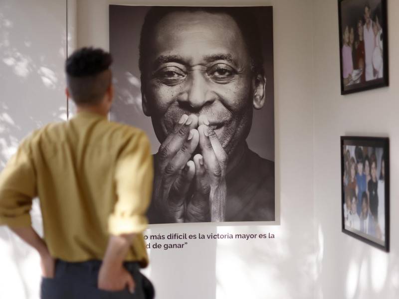 Una persona observa una fotografía de Pelé este jueves, dentro de la sede de la Conferencia Interamericana de Seguridad Social (CISS) en Ciudad de México (México). EFE/ Sáshenka Gutiérrez