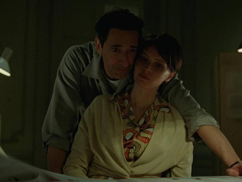 Adrien Brody y Felicity Jones en el drama ‘The Brutalist’ .
