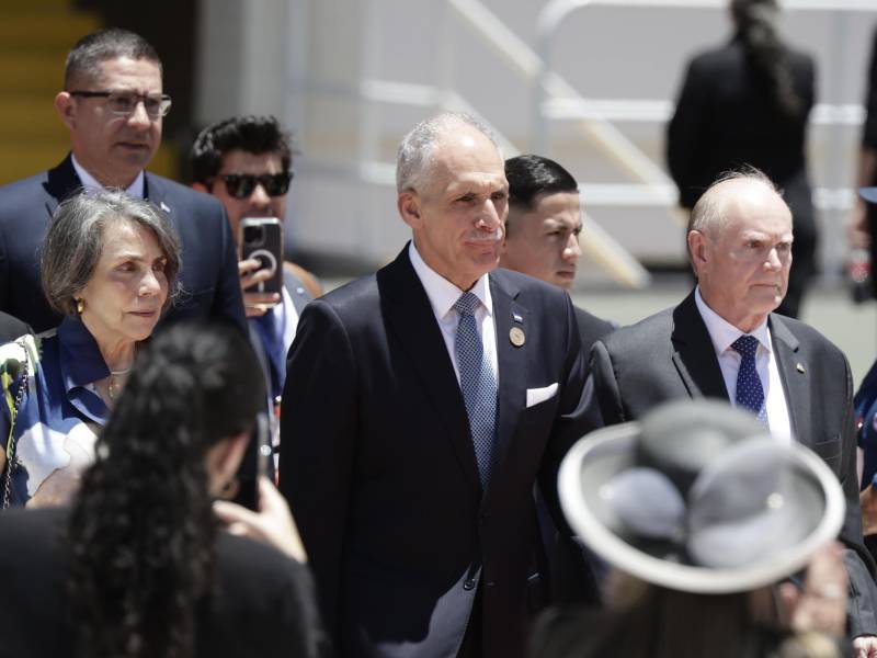 El presidente de Honduras, Nasry Asfura (c), asiste a la ceremonia de investidura de la politóloga Laura Fernández como presidenta de Costa Rica para el periodo 2026-2030, el viernes.