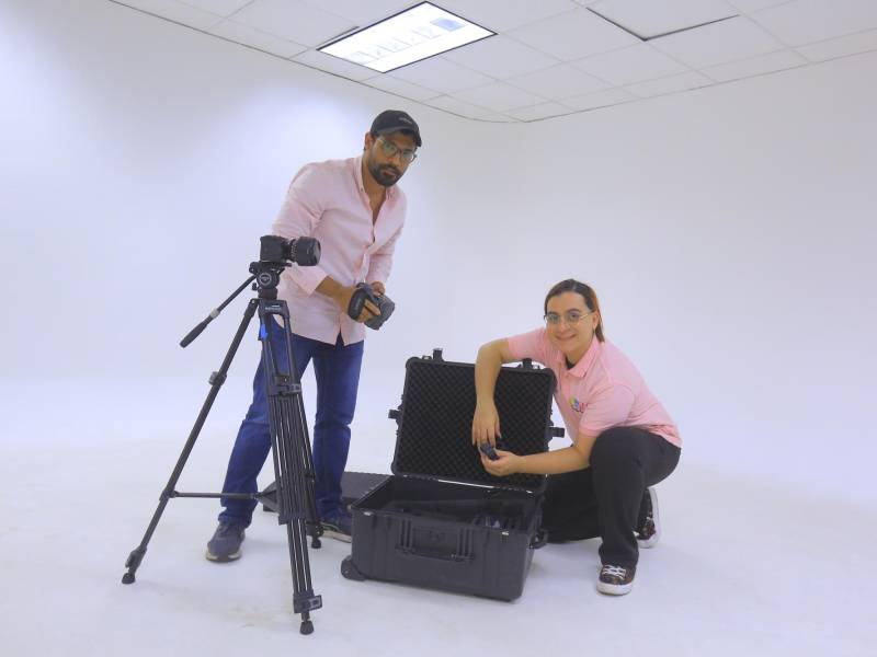 Los licenciados Irving Cruz y Francisco Ayala muestran parte del equipo en el ciclorama del Estudio Morazán.