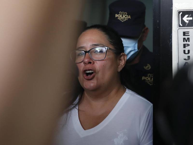 La defensora de derechos humanos es custodiada por agentes policiales al salir de una audiencia el miércoles, en el centro judicial Isidro Menéndez, en San Salvador.