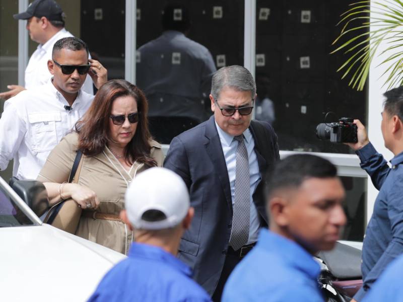 El expresidente Juan Orlando Hernández llegó este miércoles a la Corte Suprema de Justicia (CSJ), acompañado de sus familiares, para participar en la audiencia relacionada con las acusaciones presentadas en su contra por el Ministerio Público (MP) y la Procuraduría General de la República (PGR).