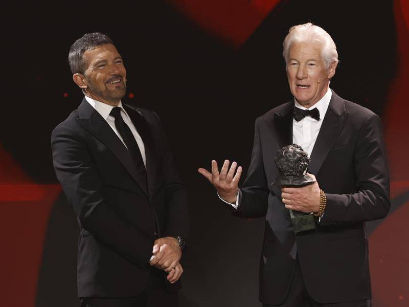 El actor estadounidense Richard Gere recibió el Goya Internacional de manos de Antonio Banderas.