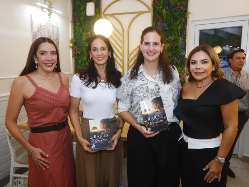 Marilda Mata con Ocha Larios, Patsy Rodríguez y Marlen Faraj.